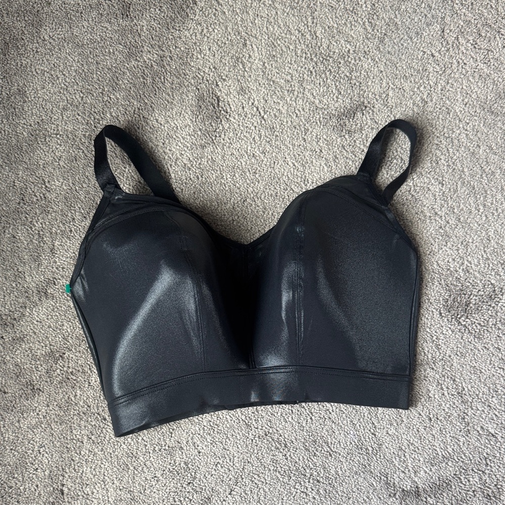 Snag Black Wireless Bra Smooth Full Coverage Adjustable Straps SIZE 2 Grande
